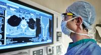 Wer regelmäßig zur Vorsorge geht, kann verhindern, dass sich der Tumor unbemerkt entwickelt.