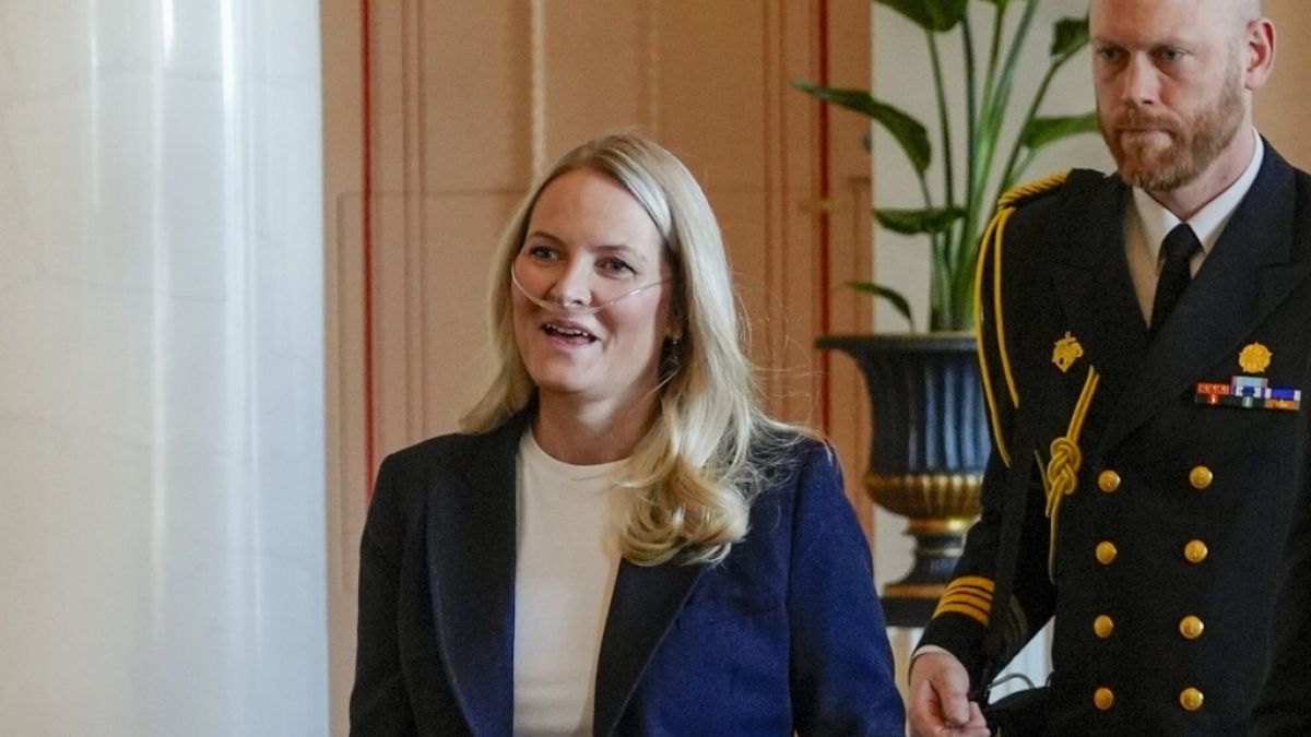 Zuletzt zeigte sich Mette-Marit mit einem Schlauch im Gesicht, der sie mit Sauerstoff versorgte. (Foto)