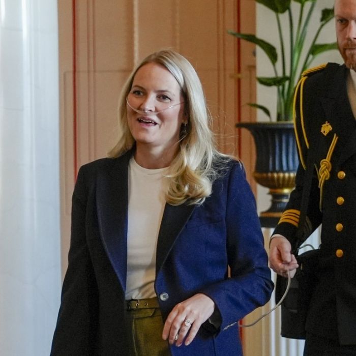 Zuletzt zeigte sich Mette-Marit mit einem Schlauch im Gesicht, der sie mit Sauerstoff versorgte.