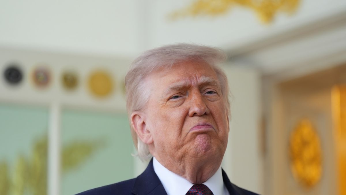 KI-Fantasien vom Luxus-Hotel auf dem Mond, laute Buhrufe in der Arena und interne Drohungen aus dem eigenen Umfeld: F&uuml;r Donald Trump wurde diese Woche zur &ouml;ffentlichen Zerrei&szlig;probe. (Foto)