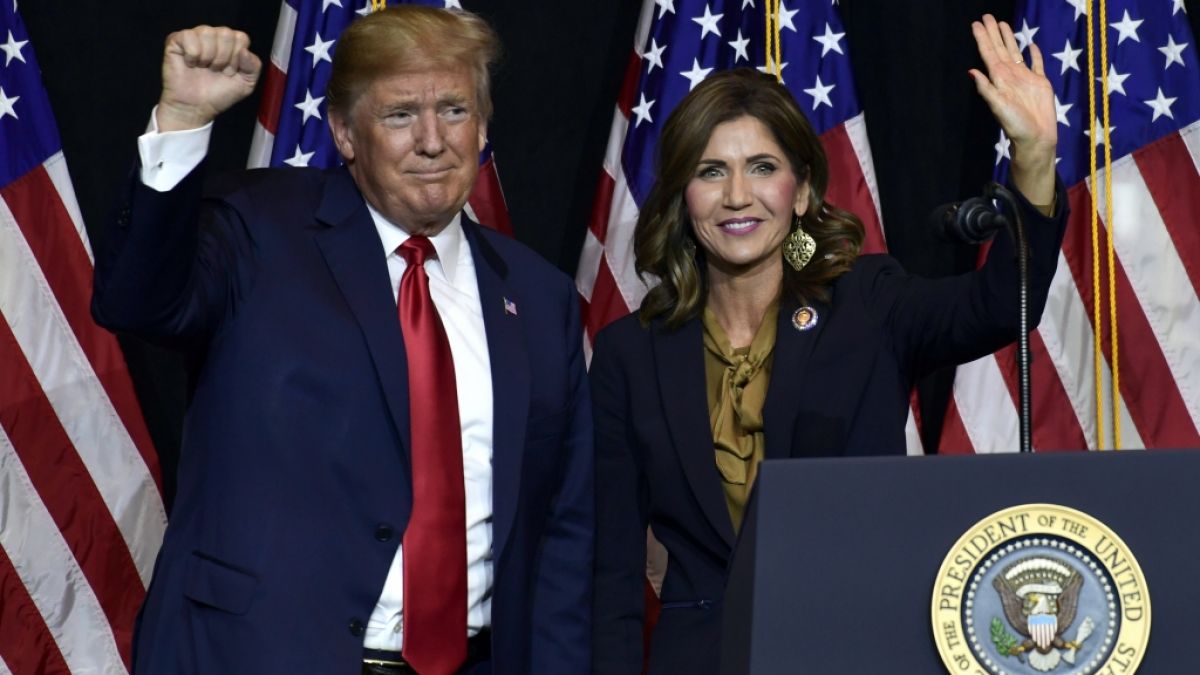 Einst galt Kristi Noem als Donald Trumps Liebling. Doch die ehemalige Heimatschutzministerin machte einen Fehler, den er nicht verzeihen kann. (Foto)