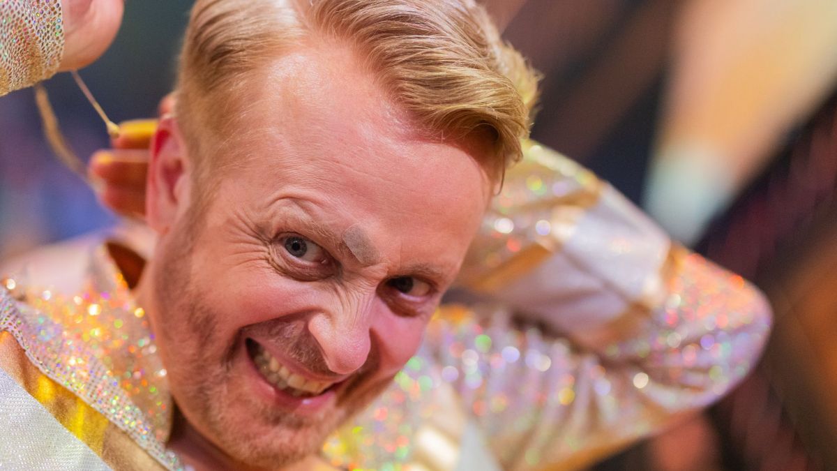Ross Anthonys mit Pflaster bei "Let's Dance". Seine Tanzpartnerin verletzte ihn versehentlich. (Foto)