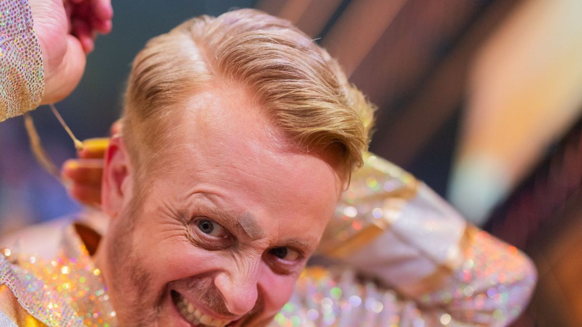 Ross Anthonys mit Pflaster bei "Let's Dance". Seine Tanzpartnerin verletzte ihn versehentlich. (Foto)