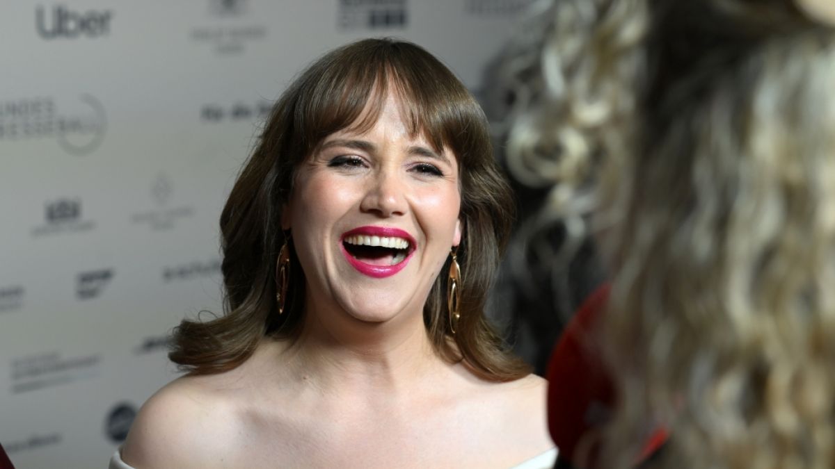 Ricarda Lang zeigt sich in einer edlen Abendrobe auf dem Bundespresseball. (Foto)