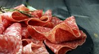 Edeka ruft aktuell Salami zurück (Symbolfoto).