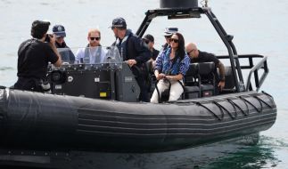 Ein Polizeiboot bringt Prinz Harry und Meghan Markle zu einer Yacht, um an einer Segelveranstaltung mit Mitgliedern von Invictus Australia im Hafen von Sydney teilzunehmen.