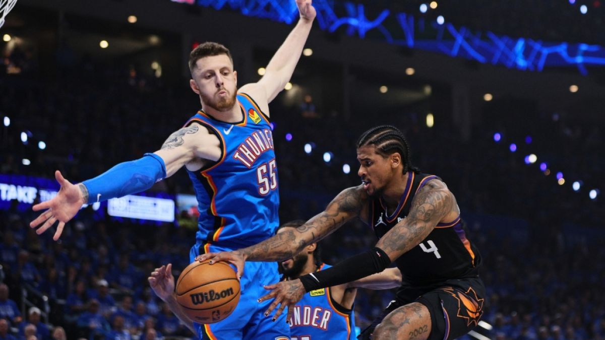 Isaiah Hartenstein (l) von der Oklahoma City Thunder will den Ball verteidigen von Jalen Green der Phoenix Suns, am 19.04.2026. (Symbolbild) (Foto)