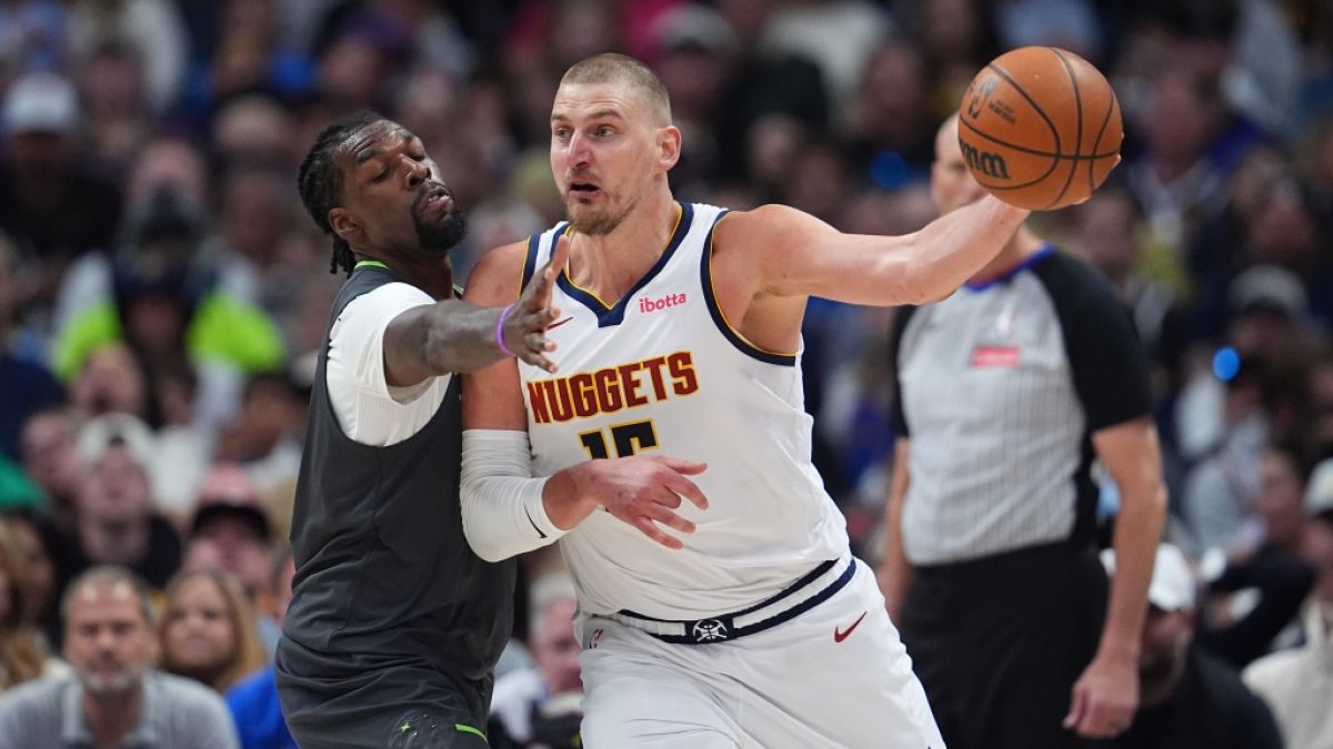Nikola Jokic von den Denver Nuggets gibt den Ball ab im Spiel gegen die Minnesota Timberwolves, am 18.04.2026. (Symbolbild) (Foto)