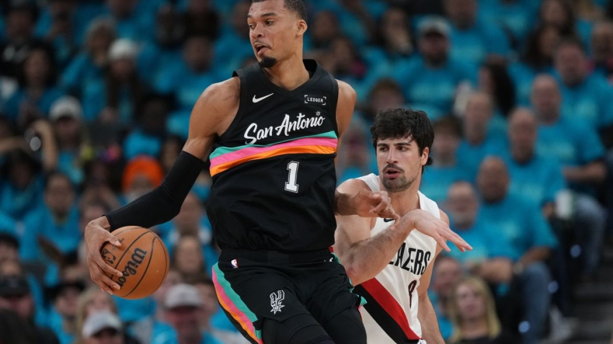 Victor Wembanyama von den San Antonio Spurs spielt Deni Avdija von den Portland Trail Blazers aus, am 19.04.2026. (Symbolbild) (Foto)