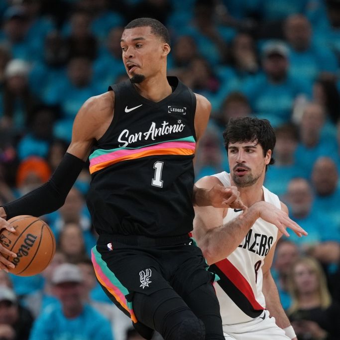 Victor Wembanyama von den San Antonio Spurs spielt Deni Avdija von den Portland Trail Blazers aus, am 19.04.2026. (Symbolbild)