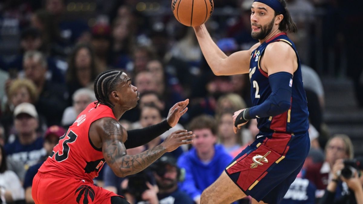 Max Strus von den Cleveland Cavaliers spielt den Ball gegen Jamal Shead von den Toronto Raptors, am 18.04.2026. (Symbolbild) (Foto)