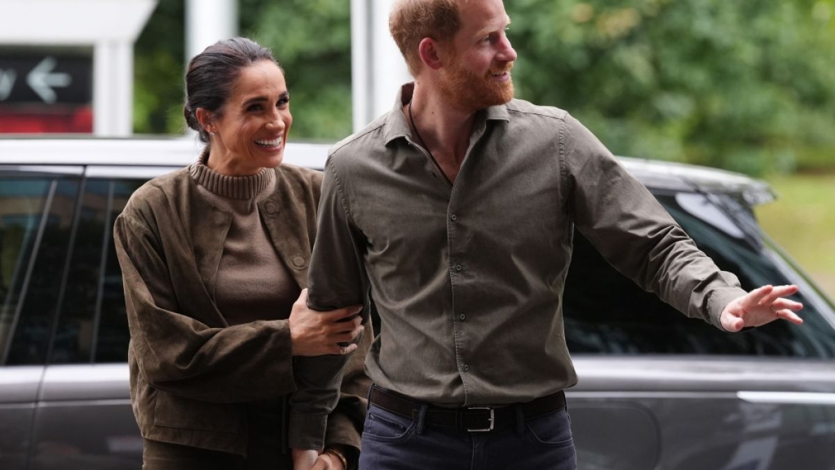 Bilder wie diese lie&szlig;en bei K&ouml;rpersprache-Experten die Alarmglocken schrillen: Meghan Markles L&auml;cheln kann nicht verbergen, was hinter der Fassade vor sich geht. (Foto)