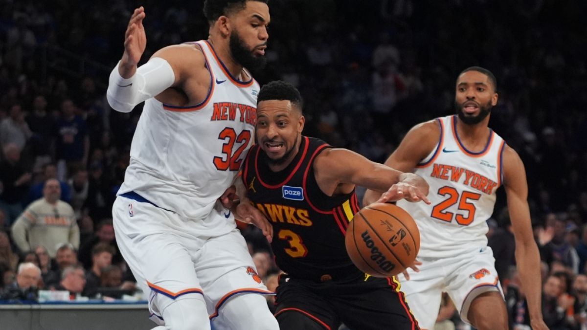 Kalr-Anthony Towns (l) von den New York Knicks verteidigt CJ McCollum von den Atlanta Hawks, am 19.04.2026. (Symbolbild) (Foto)