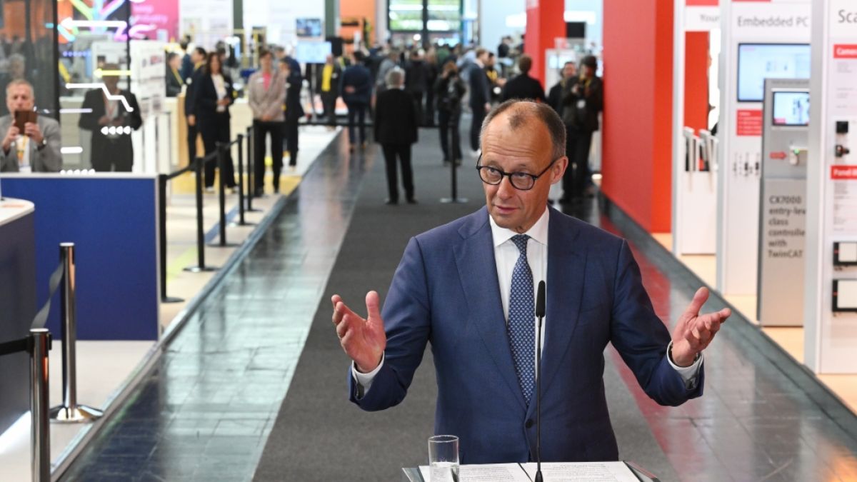 Bundeskanzler Friedrich Merz (CDU) gibt nach dem Er&ouml;ffnungsrundgang der Hannover Messe ein Abschlussstatement. (Foto)