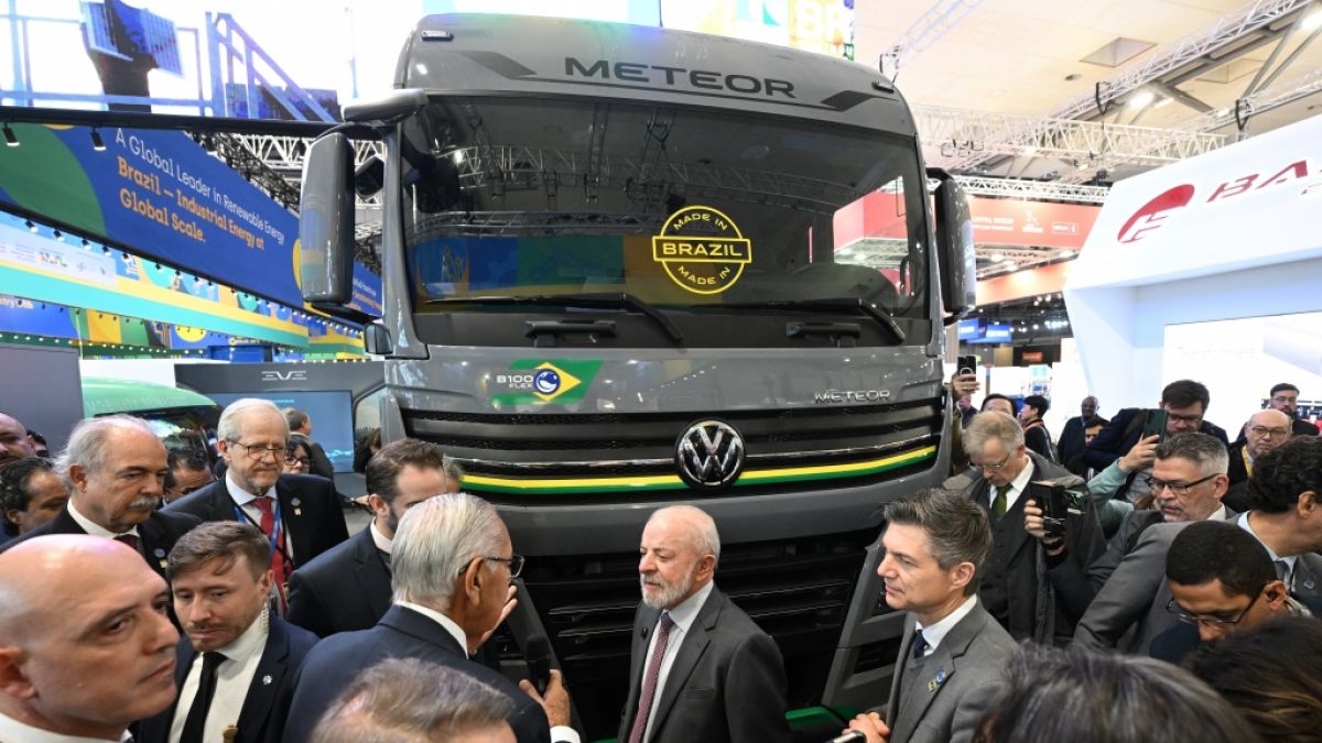 Luiz In&aacute;cio Lula da Silva (M), Pr&auml;sident von Brasilien, macht den Er&ouml;ffnungsrundgang auf der Hannover Messe allein. (Foto)