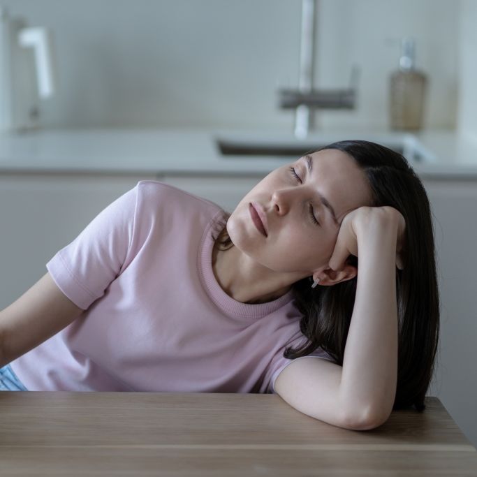 Wer sich langfristig müde und schwach fühlt, leidet womöglich unter Eisenmangel.