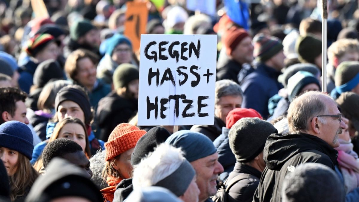 Gegen die menschen- und demokratieverachtende Politik der AfD gehen auch im Mai 2026 wieder bundesweit Menschen bei Demonstrationen auf die Stra&szlig;e. (Foto)