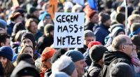 Gegen die menschen- und demokratieverachtende Politik der AfD gehen auch im Mai 2026 wieder bundesweit Menschen bei Demonstrationen auf die Straße.