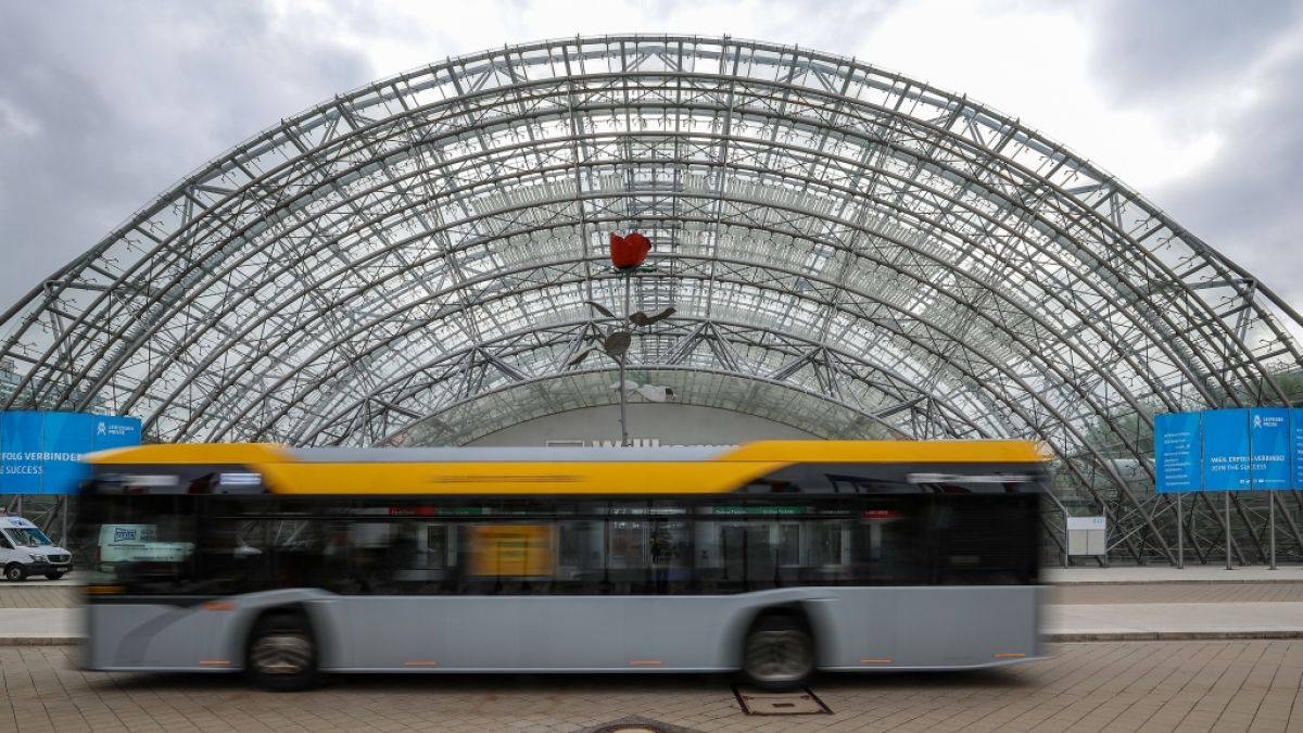 Ein Busfahrer wurde in Leipzig mit einer Axt angegriffen. (Foto)