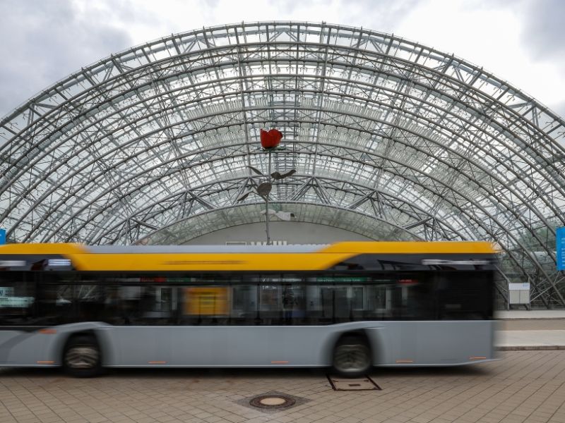 Gewalttat in Leipzig: Er wollte eine Zigarette - 22-Jähriger attackiert Busfahrer mit Axt