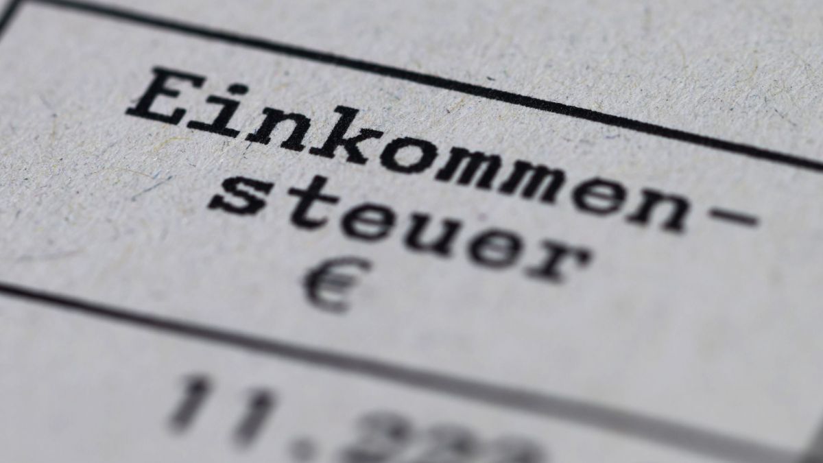 Ein Steuerbescheid mit dem Vermerk "Einkommensteuer" liegt auf einem Tisch. (Foto)