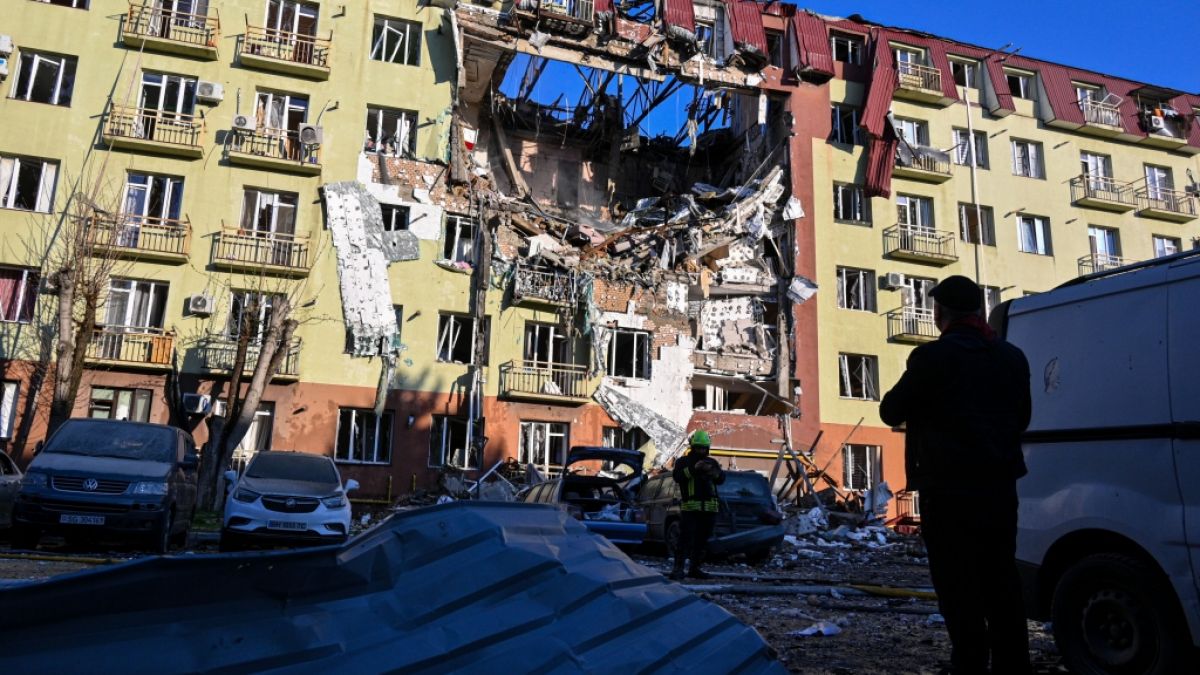 Ein Rettungshelfer geht vor einem Wohnhaus, das nach einem russischen Streik schwer besch&auml;digt wurde, vom 06.04.2026. (Symbolbild) (Foto)