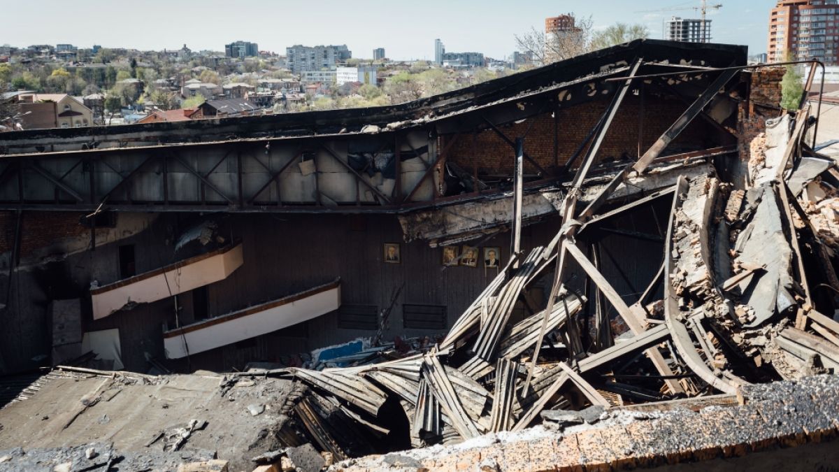 Stapel von Ziegeln, verbogenes Metall und zerbrochenes Glas am Ort eines russischen Angriffs auf ein Universit&auml;tsgeb&auml;ude in Dnipro, Ukraine. Die Explosion f&uuml;hrte zum teilweisen Einsturz der Inneneinrichtung, vom 15.04.2026. (Symbolbild) (Foto)