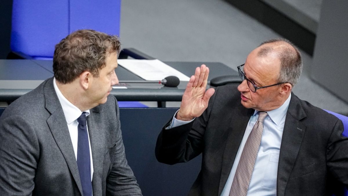 Hat CDU-Bundeskanzler Friedrich Merz (r.) seinen Vize Lars Klingbeil (SPD, l.) im Koalitionsausschuss angeschrien? (Foto)