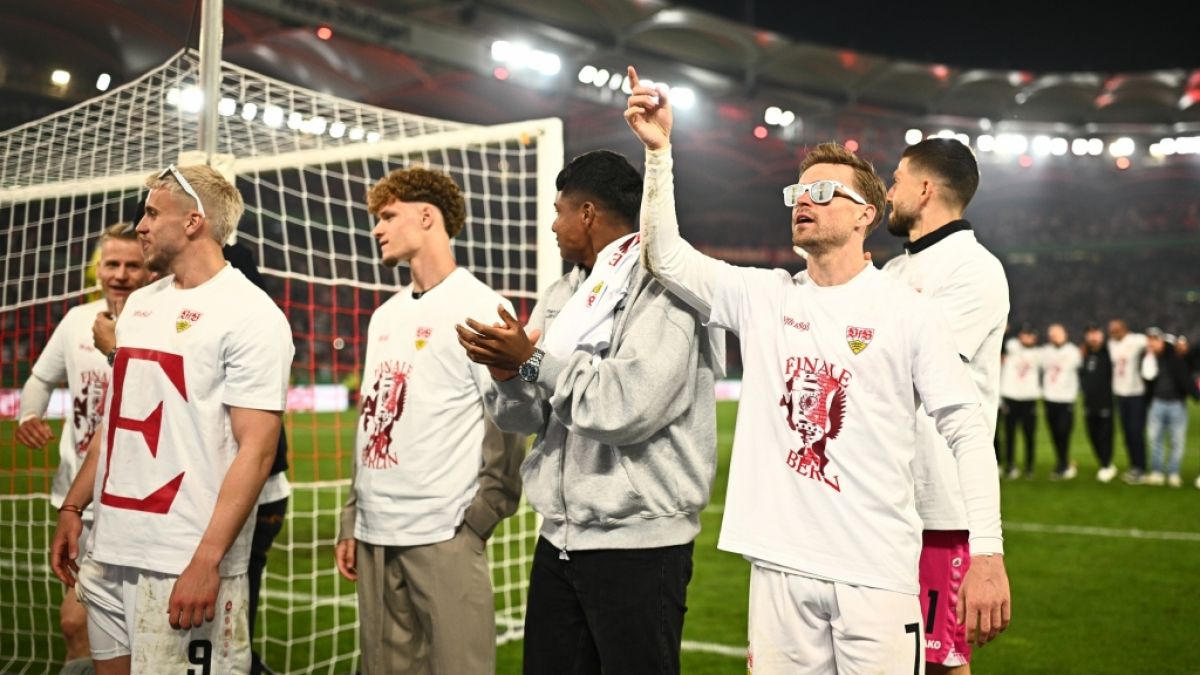 Die Spieler des VfB Stuttgart jubeln nach dem Einzug ins DFB-Pokalfinale mit ihren Fans. (Foto)