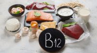 Vitamin B12 ist vorrangig in tierischen Produkten enthalten - in einigen veganen Ersatzprodukten wird es allerdings zusätzlich beigefügt.
