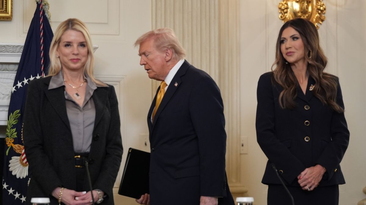 Pam Bondi, Donald Trump und Kristi Noem. (v.l.n.r.) (Foto)