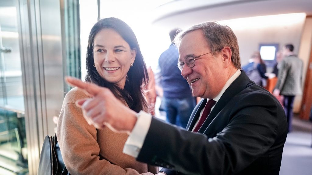 Annalena Baerbock wird am Morgen vor dem Bundestagsausschuss des Auswärtigen vom Ausschussvorsitzenden Armin Laschet (CDU) begrüßt. (Foto)