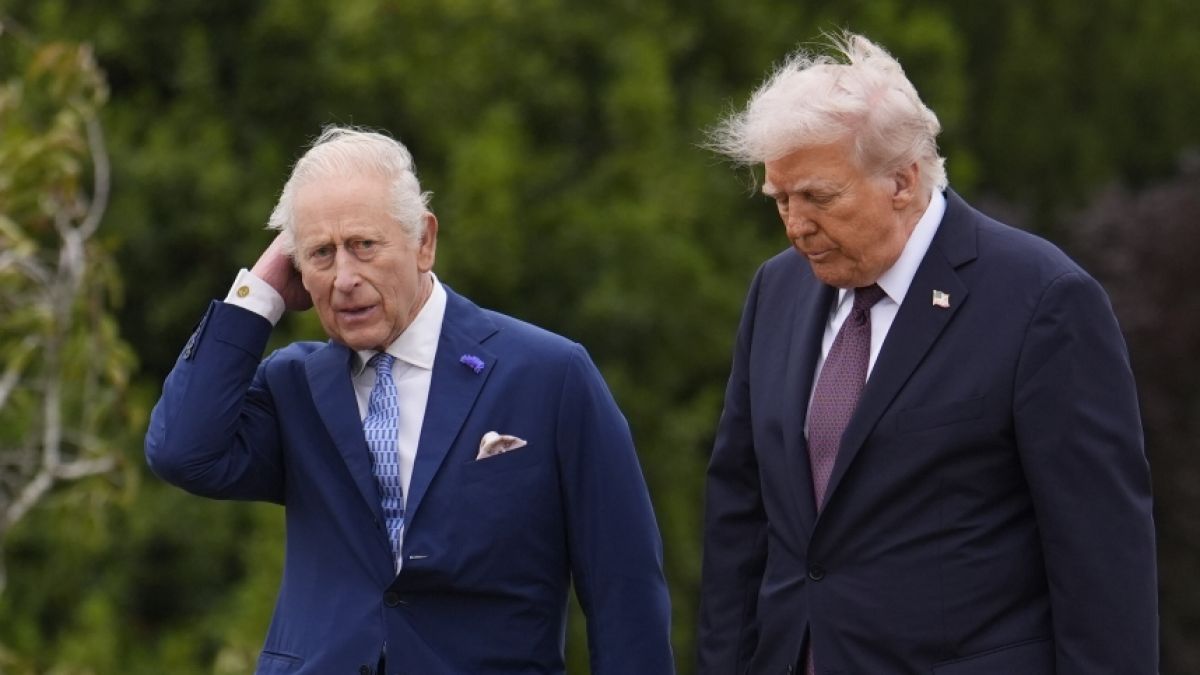 Donald Trump (rechts) will K&ouml;nig Charles angeblich gezielt provozieren. (Foto)
