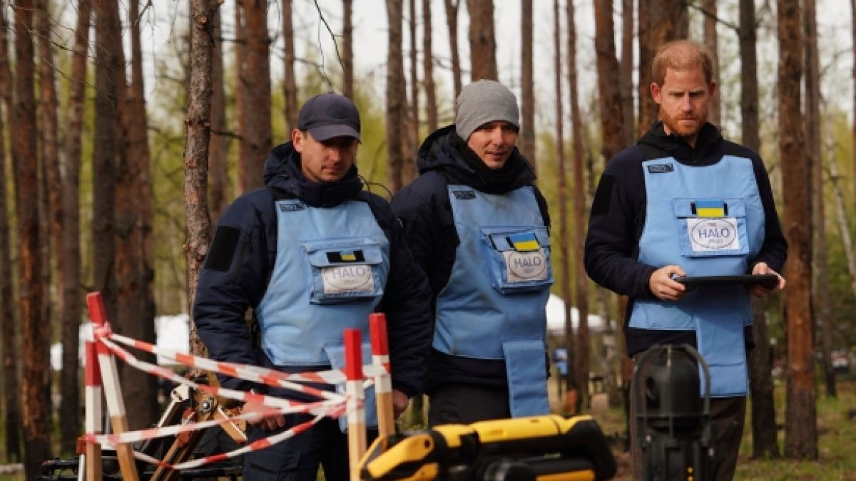 Prinz Harry (rechts) nahm an einer&nbsp;Minenr&auml;umung in der Ukraine teil. (Foto)