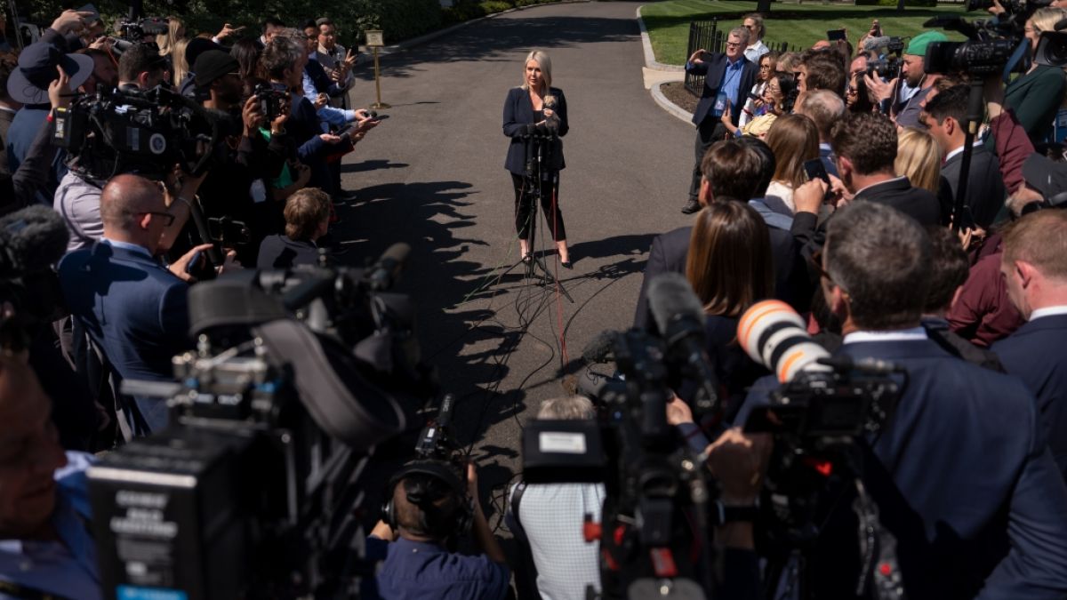 Karoline Leavitt spricht mit Reportern vor dem Wei&szlig;en Haus. (Foto)
