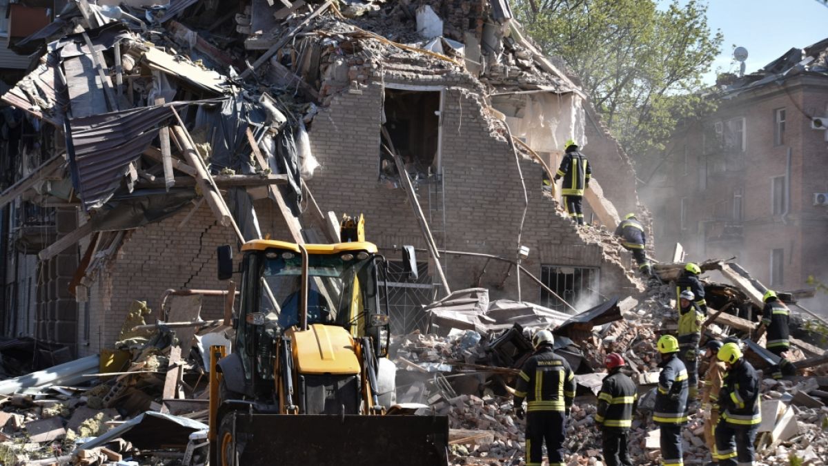 Rettungskr&auml;fte r&auml;umen die Tr&uuml;mmer eines durch einen russischen Angriff zerst&ouml;rten Wohnhauses weg, am 25.04.2026. (Symbolbild) (Foto)