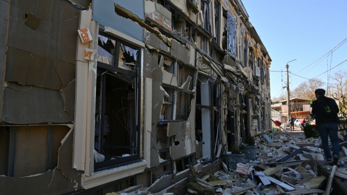 Ein Mann geht an Wohnh&auml;usern vorbei, die durch einen russischen Angriff besch&auml;digt wurden, am 27.04.2026. (Symbolbild) (Foto)