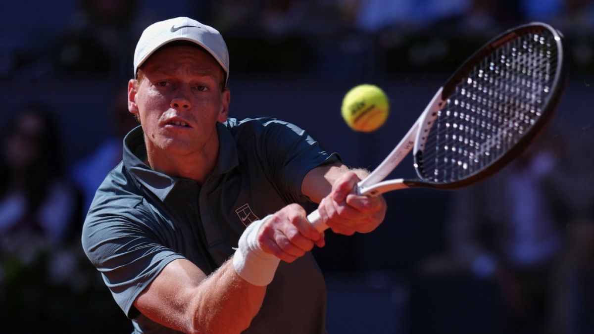 Jannik Sinner schl&auml;gt den Ball bei den Madrid Open, am 26.04.2026. (Symbolbild) (Foto)