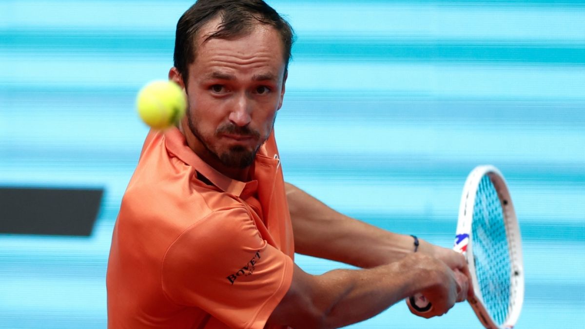 Daniil Medwedew aus Russland schl&auml;gt den Ball bei den Madrid Open, am 25.04.2026. (Symbolbild) (Foto)