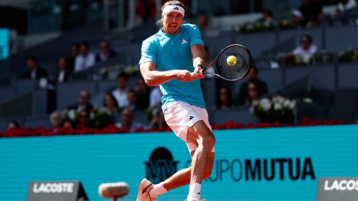 Alexander Zverev aus Deutschland schl&auml;gt den Ball bei den Madrid Open, am 25.04.2026. (Symbolbild) (Foto)