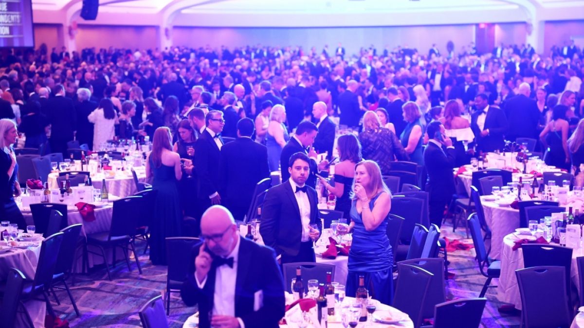 Aufnahmen zeigen den Innenraum beim White House Correspondents' Dinner vor den Sch&uuml;ssen. (Foto)