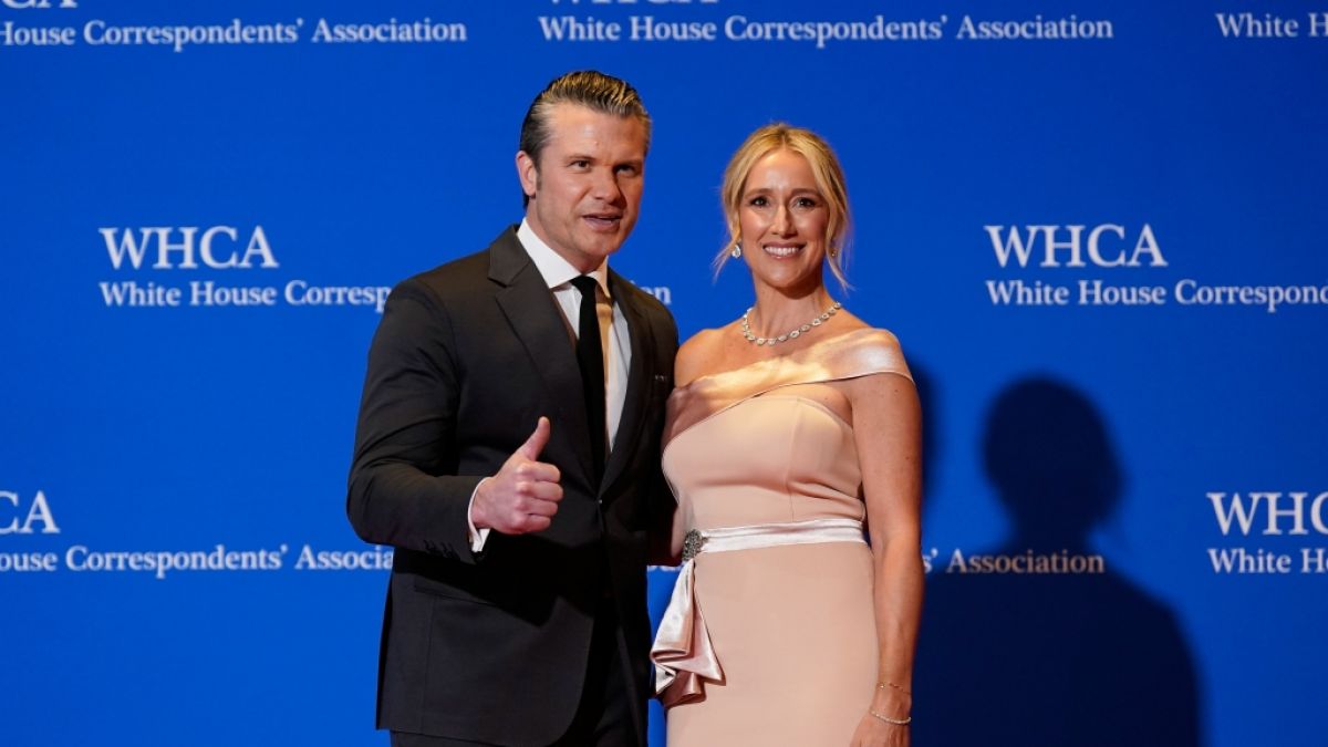 Verteidigungsminister Pete Hegseth und seine Frau Jennifer Rauchet posieren f&uuml;r Fotografen beim j&auml;hrlichen White House Correspondents' Association Dinner. (Foto)