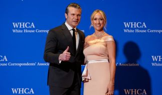 Verteidigungsminister Pete Hegseth und seine Frau Jennifer Rauchet posieren für Fotografen beim jährlichen White House Correspondents' Association Dinner.