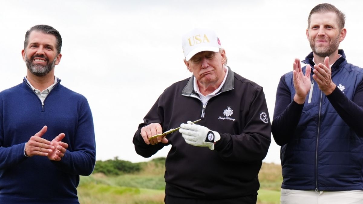 Ein Wahlversprechen von Donald Trump (M.) k&ouml;nnte ausgerechnet wegen seiner Familie scheitern. (Foto)