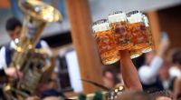 Erstmals in der über 200-jährigen Geschichte des Oktoberfests greift ein Wiesn-Wirt das gesamte Vergabesystem der Festzelte juristisch an.