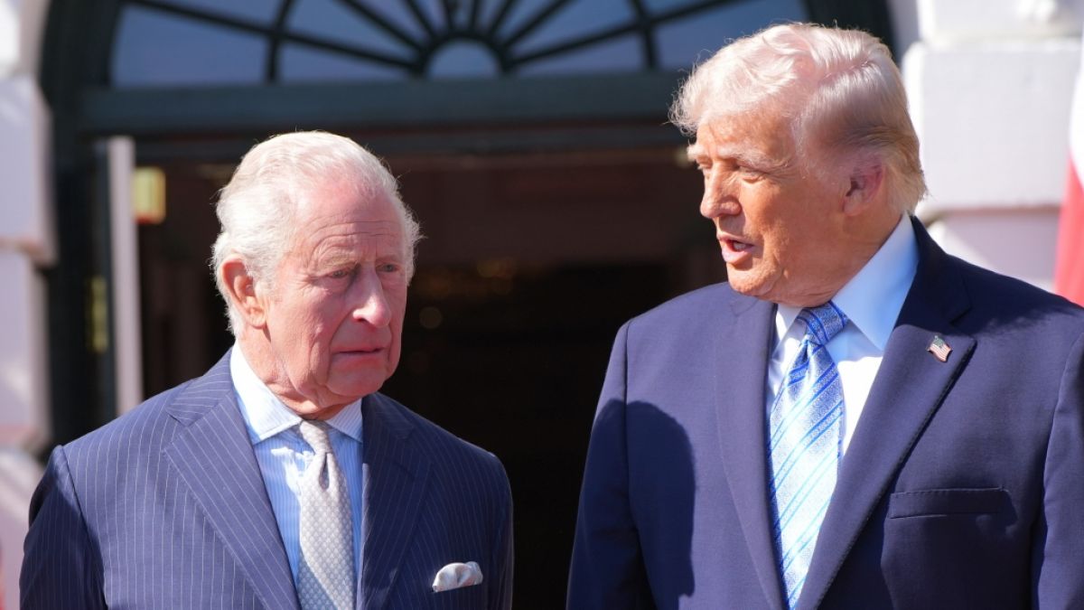 Donald Trump (r.) leistete sich beim Staatsbesuch von K&ouml;nig Charles III. (l.) einen Fauxpas. (Foto)