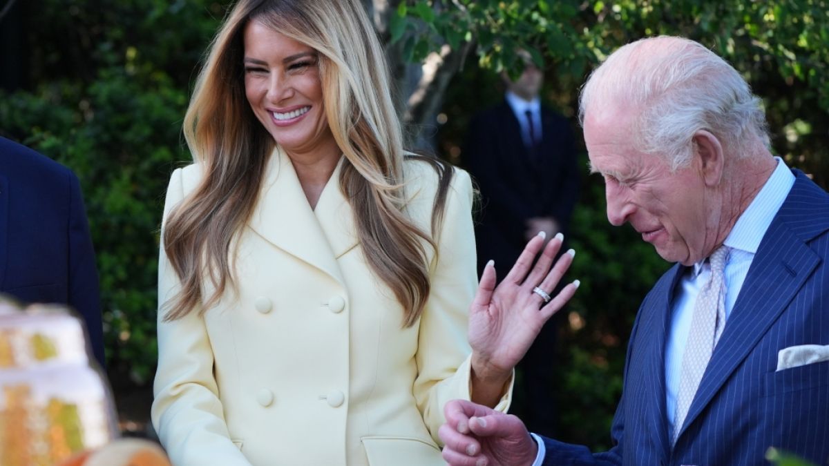 Melania Trump und K&ouml;nig Charles&nbsp;III. am&uuml;sieren sich im Garten des Wei&szlig;en Hauses. (Foto)