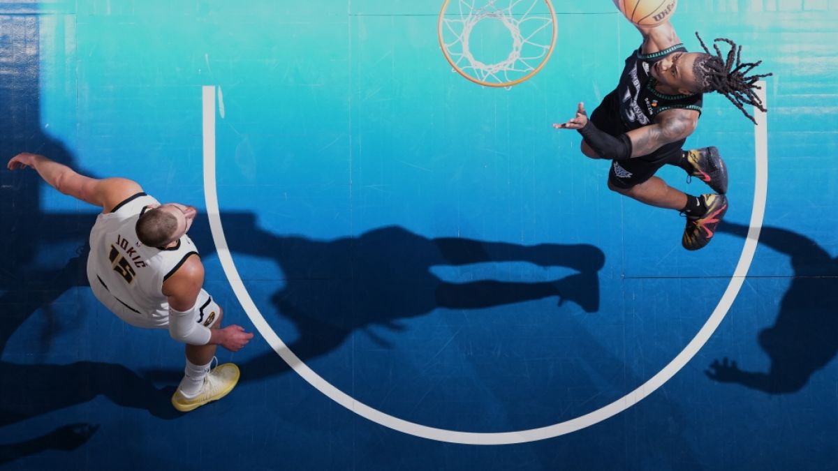 Ayo Dosunmu (r, Minnesota Timberwolves) zieht neben Nikola Jokic (Denver Nuggets) zum Korb, am 24.04.2026. (Symbolbild) (Foto)