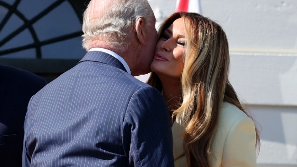 Melania Trump und K&ouml;nig Charles III. begr&uuml;&szlig;en sich herzlich mit Wangenk&uuml;ssen. (Foto)