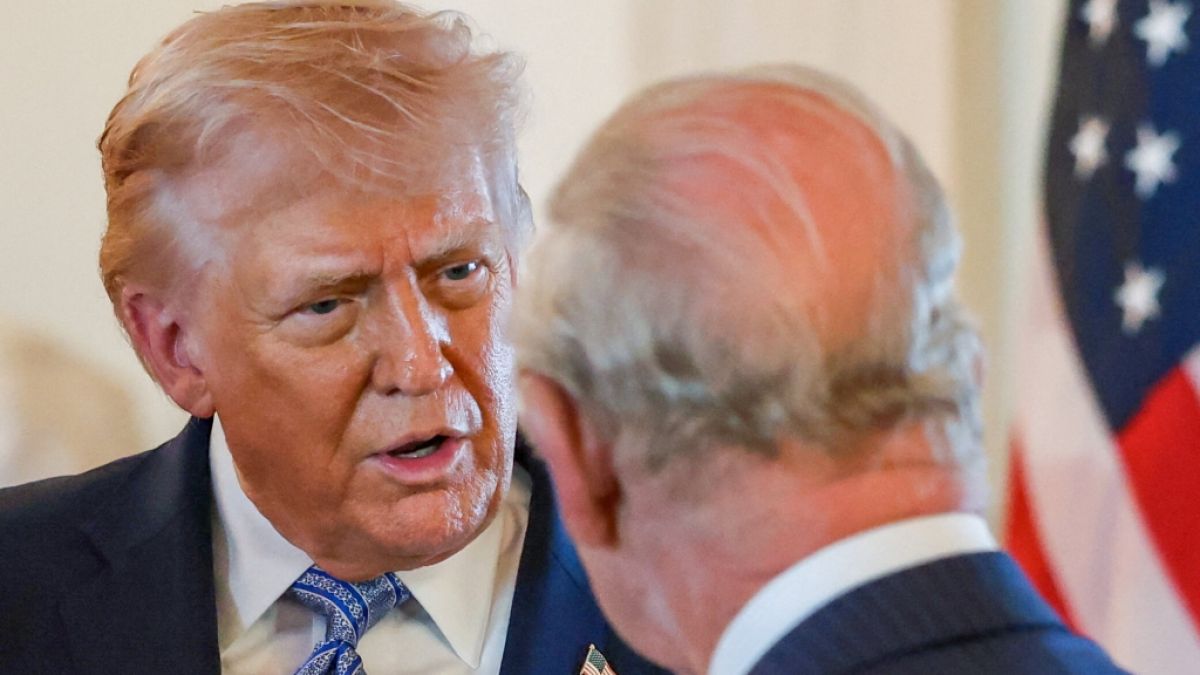 Donald Trump ist entz&uuml;ckt und schmiedet gro&szlig;e Pl&auml;ne: Als m&ouml;glicher Verwandter von K&ouml;nig Charles III. will der US-Pr&auml;sident am liebsten sofort in den Buckingham-Palast einziehen. (Foto)